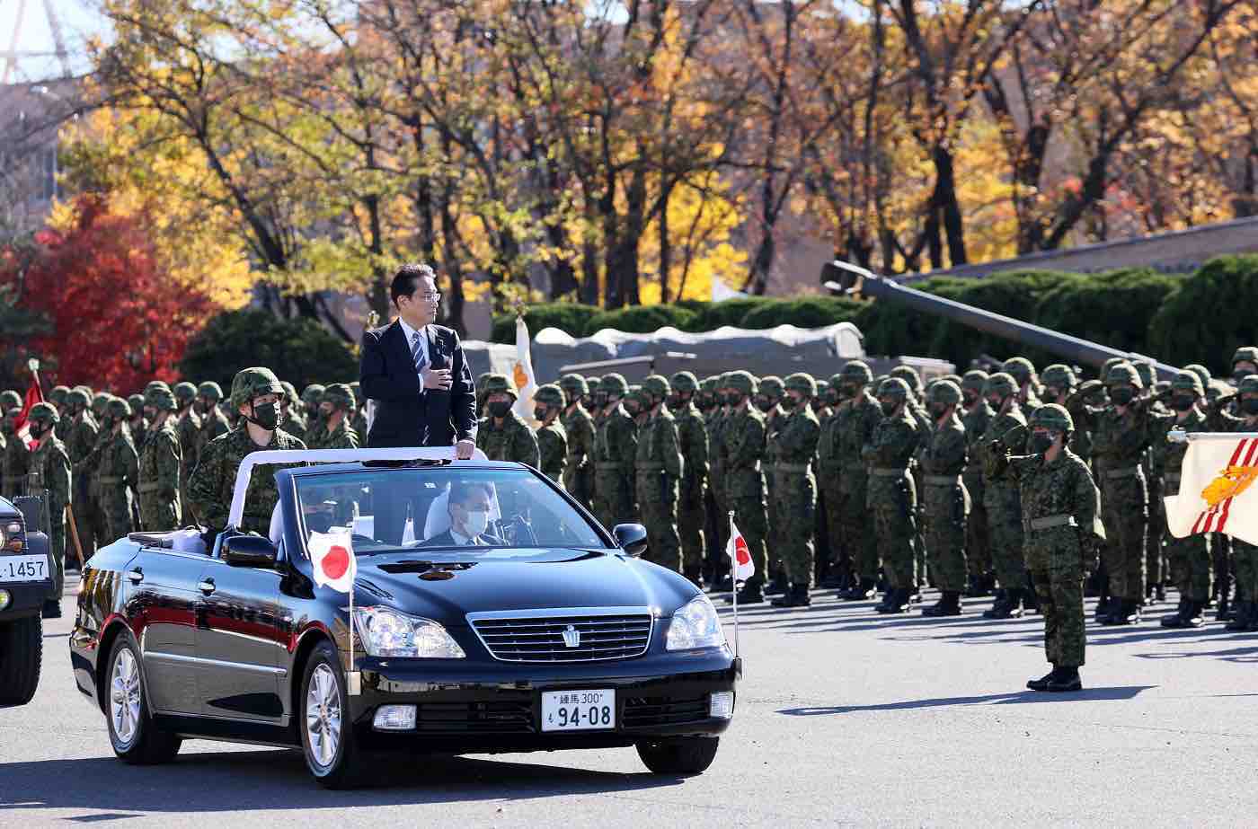 Japanese prime minister Kishida inspecting troops