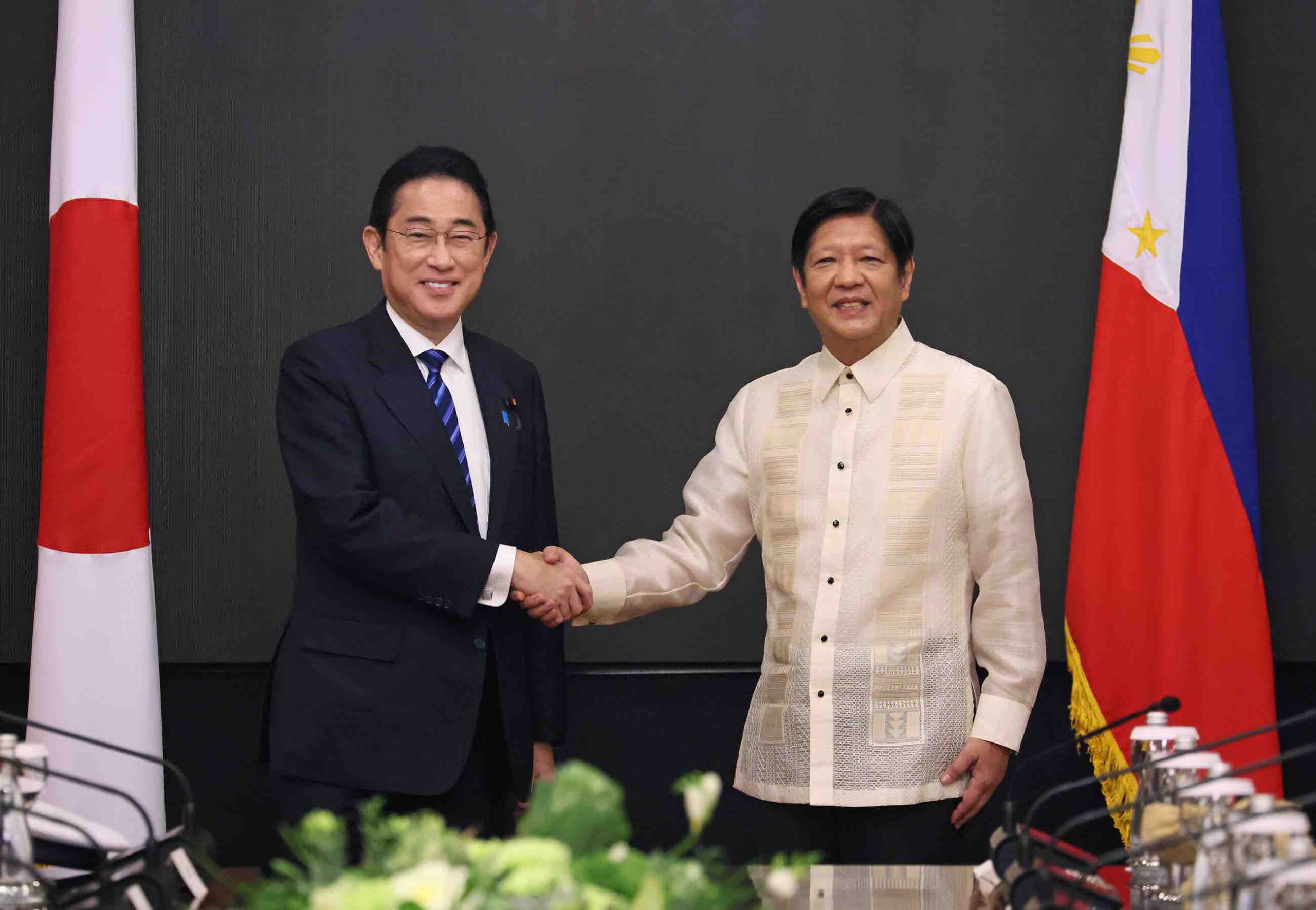 Prime Ministers of Japan and the Philippines shaking hands