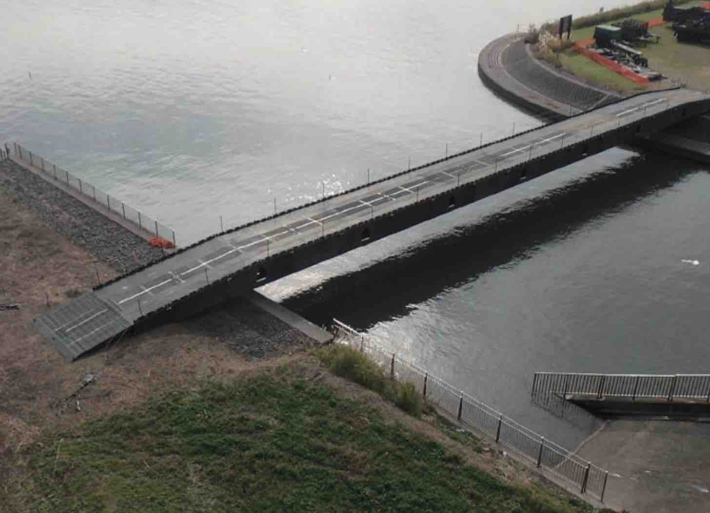 Japanese military's armored vehicle-launched bridge